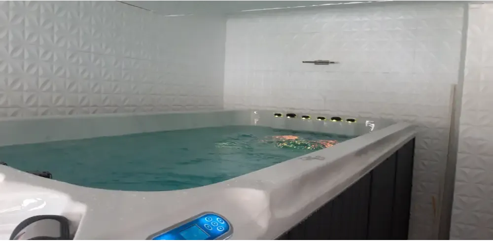 Vit PassionSpa Dynamic Swim Spa – Sport Collection med vit bad, turkost vatten och digital panel Vit PassionSpa Dynamic Swim Spa – Sport Collection med vit bad, turkost vatten och digital panel